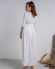 Vestido Delfina de MIRA Boutique, rayón crepe blanco con escote en V y botones – foto 2