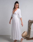 Vestido Delfina de MIRA Boutique, rayón crepe blanco con escote en V y botones – foto 3
