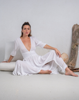 Vestido Delfina de MIRA Boutique, rayón crepe blanco con escote en V y botones – vista principal