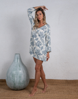 Túnica Piñon de MIRA Boutique, rayón estampado gris con bordado en escote – vista principal