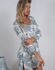 Túnica Piñon de MIRA Boutique, rayón estampado gris con bordado en escote – foto 3