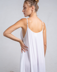 Vestido largo Leyla de MIRA Boutique, rayón crepe blanco con tirantes ajustables – foto 3