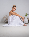 Vestido largo Leyla de MIRA Boutique, rayón crepe blanco con tirantes ajustables – foto 2