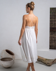 Vestido Flora de MIRA Boutique, algodón blanco bordado con espalda descubierta – foto 2