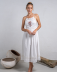 Vestido Flora de MIRA Boutique, algodón blanco bordado con espalda descubierta – vista principal