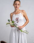 Vestido Flora de MIRA Boutique, algodón blanco bordado con espalda descubierta – foto 3