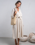 Vestido largo Lucia de MIRA Boutique, algodón natural con cuello camisero y cinto – vista principal
