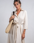 Vestido largo Lucia de MIRA Boutique, algodón natural con cuello camisero y cinto – foto 3