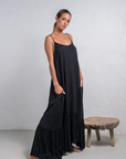 Vestido largo Leyla de MIRA Boutique, rayón crepe negro con tirantes ajustables – foto 4