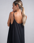 Vestido largo Leyla de MIRA Boutique, rayón crepe negro con tirantes ajustables – foto 6